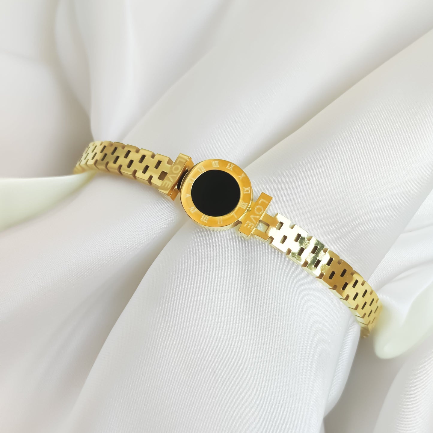 Minimal Gold Love Handcuff