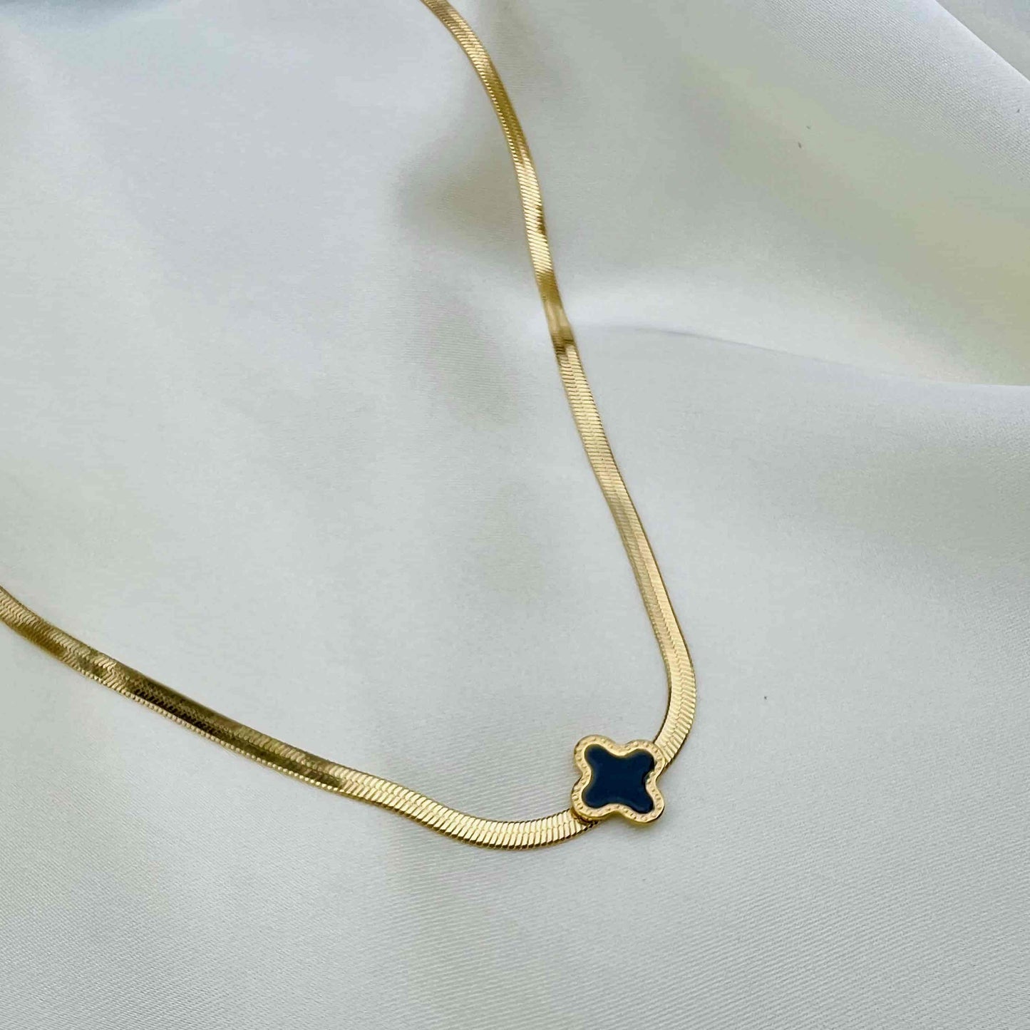 Clover snake chain necklace