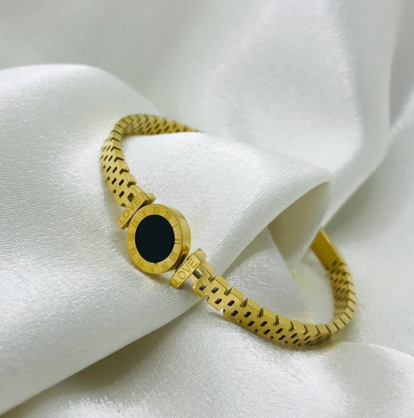 Minimal Gold Love Handcuff