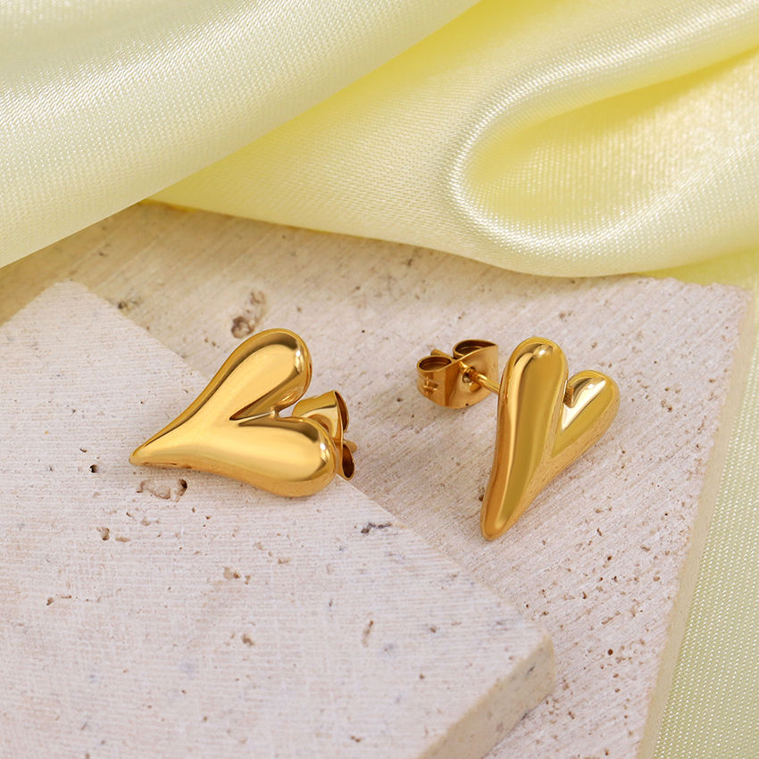 Plain heart studs