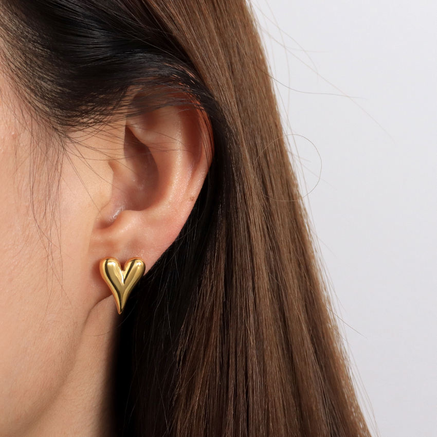 Plain heart studs