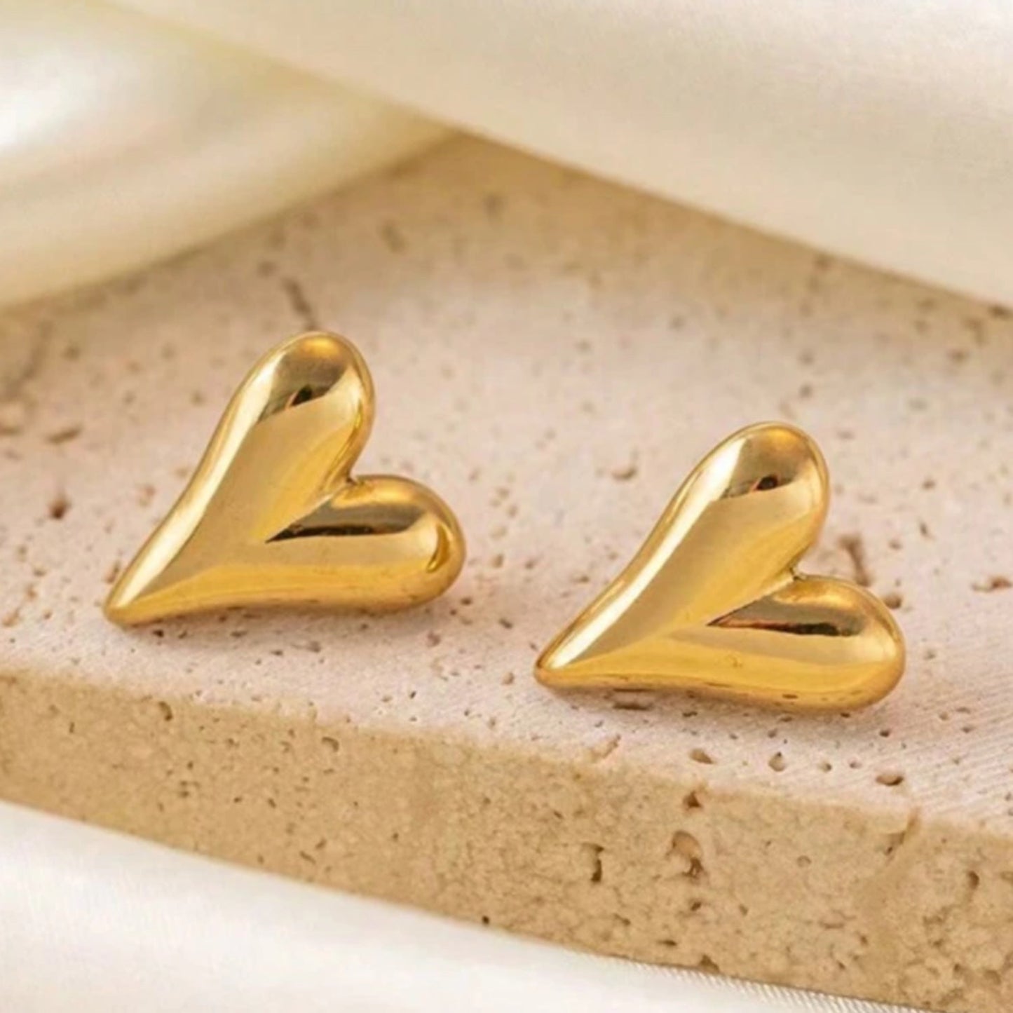 Plain heart studs