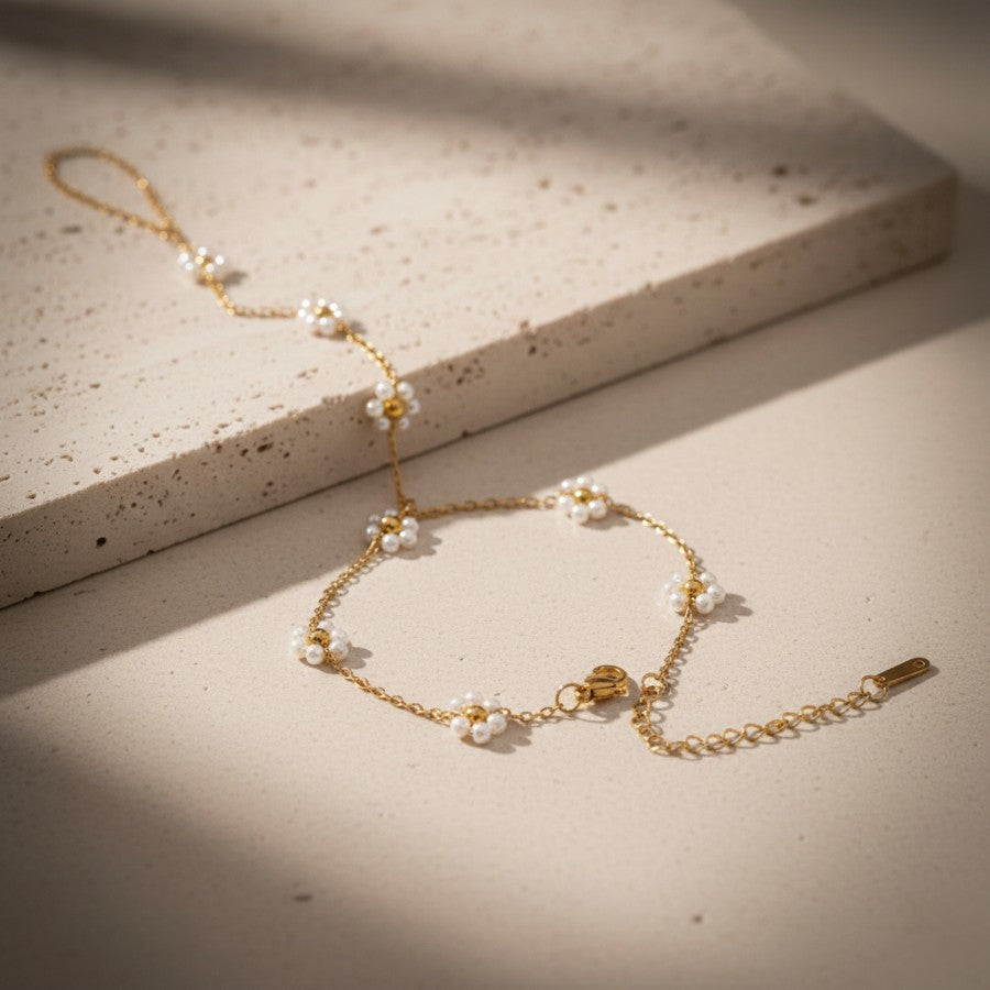 Disty White Flora Hand Chain