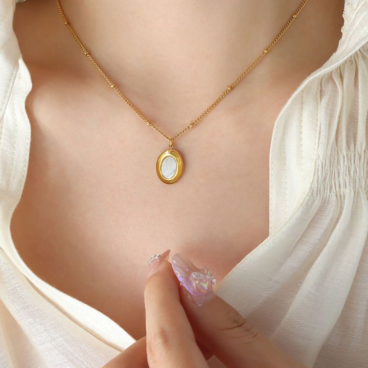 Vintage oval necklce