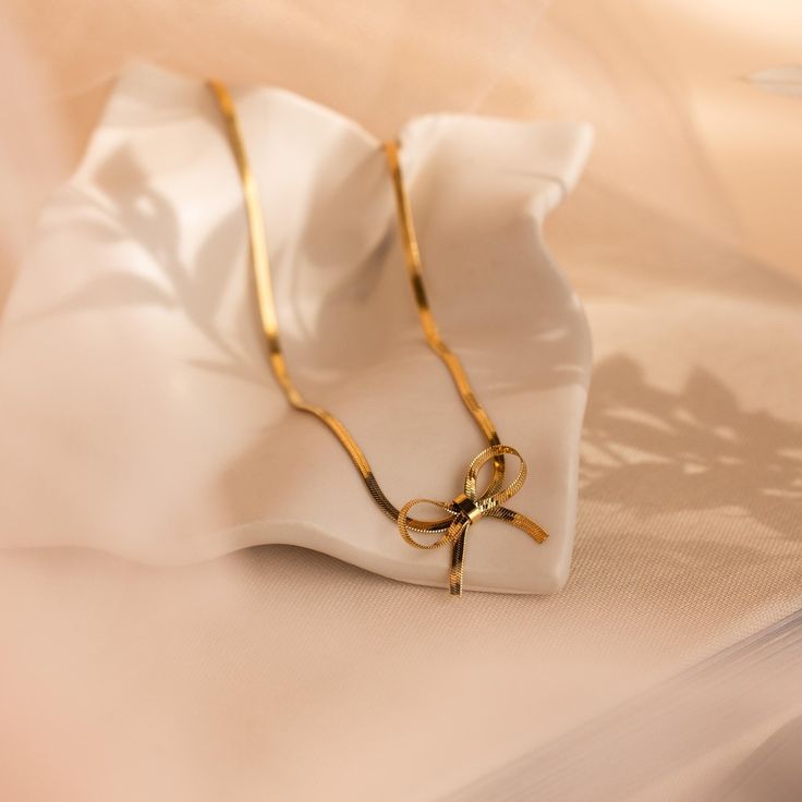 Snake chain Bow necklace